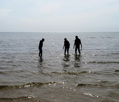 Foto von Schülern stehend im Meer