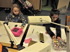 Foto von zwei Kindern beim Basteln