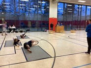 Foto der Münsteraner Mädchenmannschaft auf dem Torballfeld bei der Abwehr eines Balles (vergrößerte Bildansicht wird geöffnet)