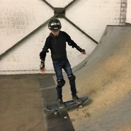 Foto von Lennart auf dem Skateboard beim Anfahren einer Rampe (vergrößerte Bildansicht wird geöffnet)