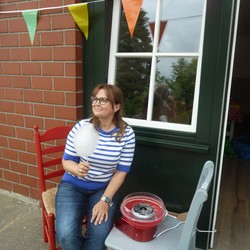 Foto von Frau Schärich mit der ersten Zuckerwatte (vergrößerte Bildansicht wird geöffnet)