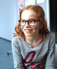Foto von einer geschminkten Schülerin an der Schminkstation (vergrößerte Bildansicht wird geöffnet)