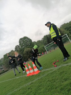 Foto von Schüler:innen und Betreuer:innen an der Wurf-Station (vergrößerte Bildansicht wird geöffnet)