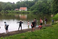 Foto von Teilnehmern an einem See (vergrößerte Bildansicht wird geöffnet)