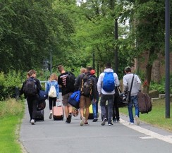 Foto der Teilnehmer des Landessportfestes auf dem Weg zum Bus