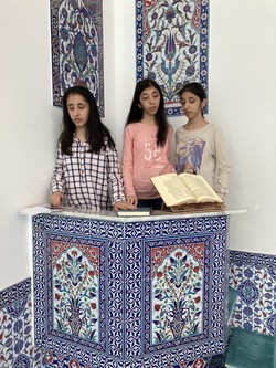 Foto: Abrar, Ales, Ansam stehen am Lesepult (vergrößerte Bildansicht wird geöffnet)