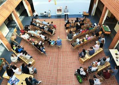 Foto aller Gäste in der Aula