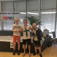 Foto von Frode und Tyler bei der Siegerehrung mit ihren Medaillen (Frode Gold und Tyler Bronze) (vergrößerte Bildansicht wird geöffnet)