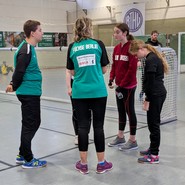 Bianca Janssen steht vor Pia und Marleen. (vergrößerte Bildansicht wird geöffnet)