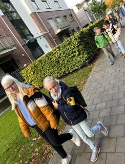 Foto von Schüler:innen auf dem Fußweg