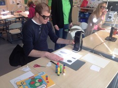 Foto eines Vaters mit Simulationsbrille