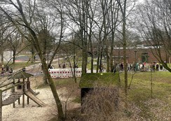Foto des Karnevalsumzug auf dem Schulgelände
