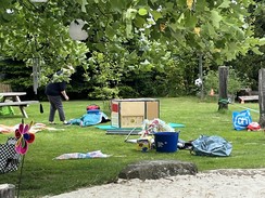 Foto von der Wiese mit vielen aufgebauten Spielangeboten