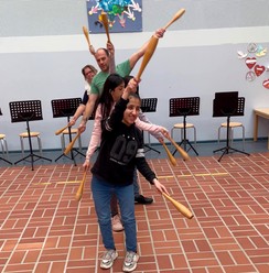 Foto der Klasse 9 bei ihrer Keulen-Tanz-Choreografie