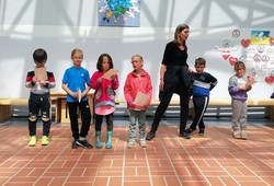 Foto der jüngsten Riege mit ihren Urkunden (vergrößerte Bildansicht wird geöffnet)