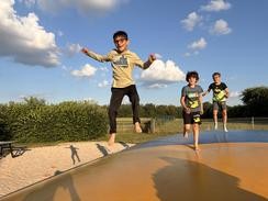 Foto von Kindern auf dem Hüpfkissen