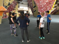 Foto der Klasse mit ihrem Trainer bei der Erwärmung im Kreis