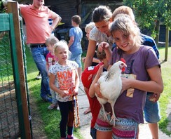 Foto von einem Teilnehmern mit Hühnern auf dem Arm