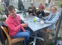 Foto der Gruppe an einem Tisch im Biergarten am Rhein