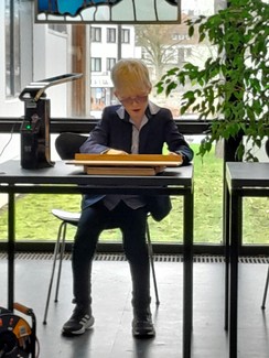 Foto von Simon beim Vorlesen