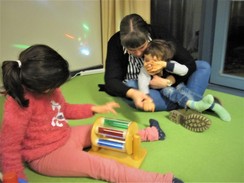 Foto von zwei Kindern beim Spielen