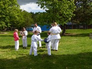 Foto vom Karate-Schnuppertraining auf der Wiese (vergrößerte Bildansicht wird geöffnet)