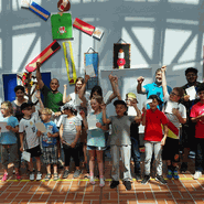Foto der Schülerinnen und Schüler mit Teilnahmeurkunden (vergrößerte Bildansicht wird geöffnet)