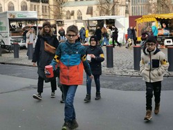 Foto: Basti, Dara und Mattis ziehen mit der Spendenbox über den Markt (vergrößerte Bildansicht wird geöffnet)