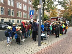 Foto der Teilnahmer an der Bushaltestelle