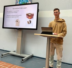 Foto von Kilian bei seiner Präsentation des Praktikums