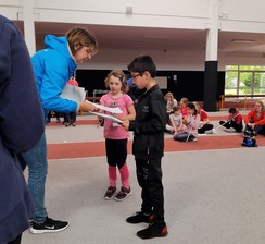 Foto von Karla und Bastian bei der Pokalübergabe zum 2. Platz der Schulwertung