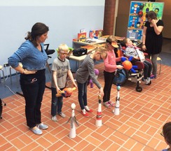 Foto der Klasse 3-4 bei der Präsentation ihrer gebstalten Osterhasen