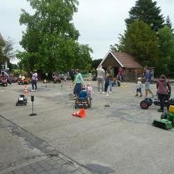 Foto von Kindern mit verschiedenen Fahrzeugen (vergrößerte Bildansicht wird geöffnet)