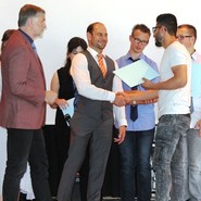 Foto von Haron bei der Zeugnisübergabe (vergrößerte Bildansicht wird geöffnet)