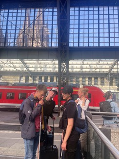 Foto der Gruppe am Kölner Bahnhof mit Blick auf den Kölner Dom
