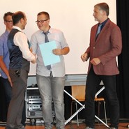 Foto von Erik bei der Zeugnisübergabe (vergrößerte Bildansicht wird geöffnet)