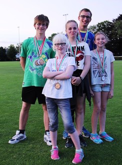 Foto von Rene, Carlotta, Diana, Max und Lina nach der Siegerehrung der Schwimmwettkämpfe mit ihren Medaillen