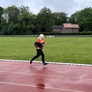 Foto von Kacie beim Laufen (vergrößerte Bildansicht wird geöffnet)