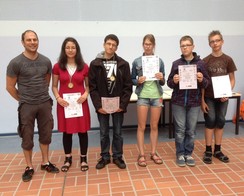 Foto von Max, Rene, Milla, Turhan und Fatma mit Herrn Nagel bei der Siegerehrung