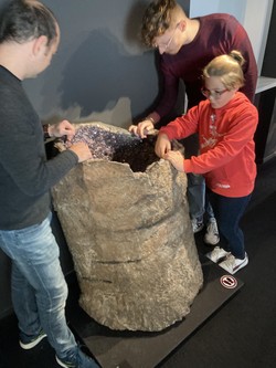 Foto von Lehrern an einem Riesenquarz (vergrößerte Bildansicht wird geöffnet)
