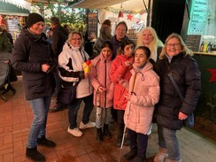 Foto der Gruppe am Churrosstand auf dem Weihnachtsmarkt