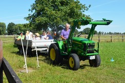 Foto von einigen Teilnehmern auf dem Anhänger von einem Trecker mit Herrn Eikel
