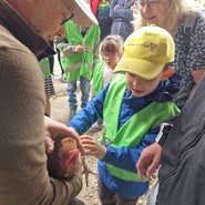 Foto: Elisabeth Hordt mit einem Schüler und Huhn (vergrößerte Bildansicht wird geöffnet)