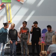 Foto der Klasse 6-7 mit dem Lied "Treat you better" (vergrößerte Bildansicht wird geöffnet)