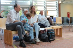 Foto von Ines und Marek mit ihren Eltern in der Ersten Reihe des Publikums in der Aula (vergrößerte Bildansicht wird geöffnet)