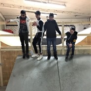 Foto der Jungen der Klasse auf einer Rampe (vergrößerte Bildansicht wird geöffnet)