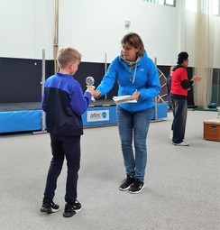 Foto von Thies bei der Pokalübergabe für den Altersklassensieg der Jüngsten