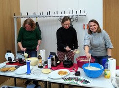 Foto: Drei Kolleginnen der Irisschule -  der Vorstand des Fördervereins -  backen Waffeln für alle