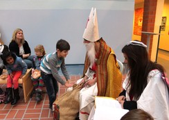 Foto von Schülern der Grundschle mit Nikolaus und Engelchen