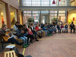 Foto der Schüler mit Lehrern beim Singen